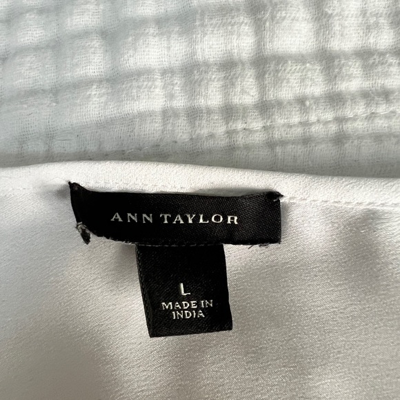 Ann Taylor blouse. Large - Picture 4 of 4